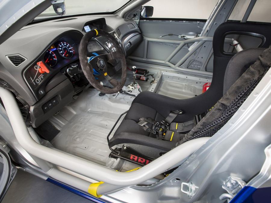 Интерьер Acura ILX Endurance Racer Concept (DE) 2012 года  (фото 5 из 6)